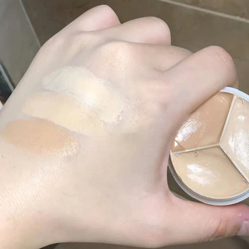 Stor rea med 60% rabattđ3-in-1 Contouring and Brighten Concealer Palette
