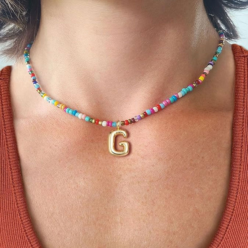 Halsband med initialer i pärlor