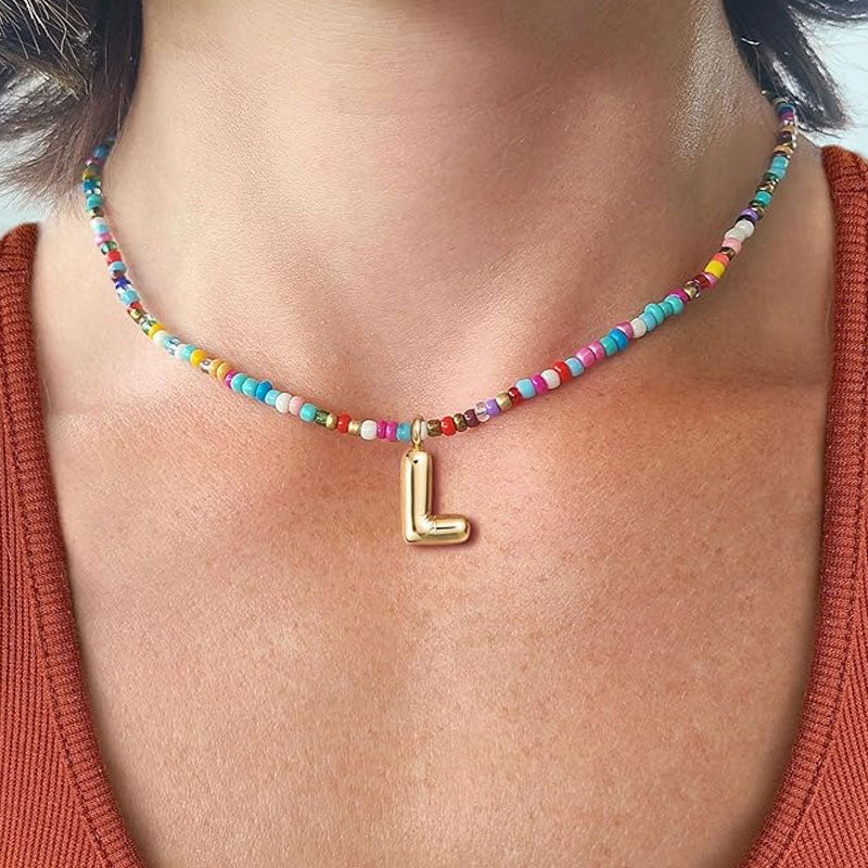 Halsband med initialer i pärlor