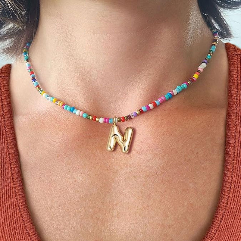 Halsband med initialer i pärlor