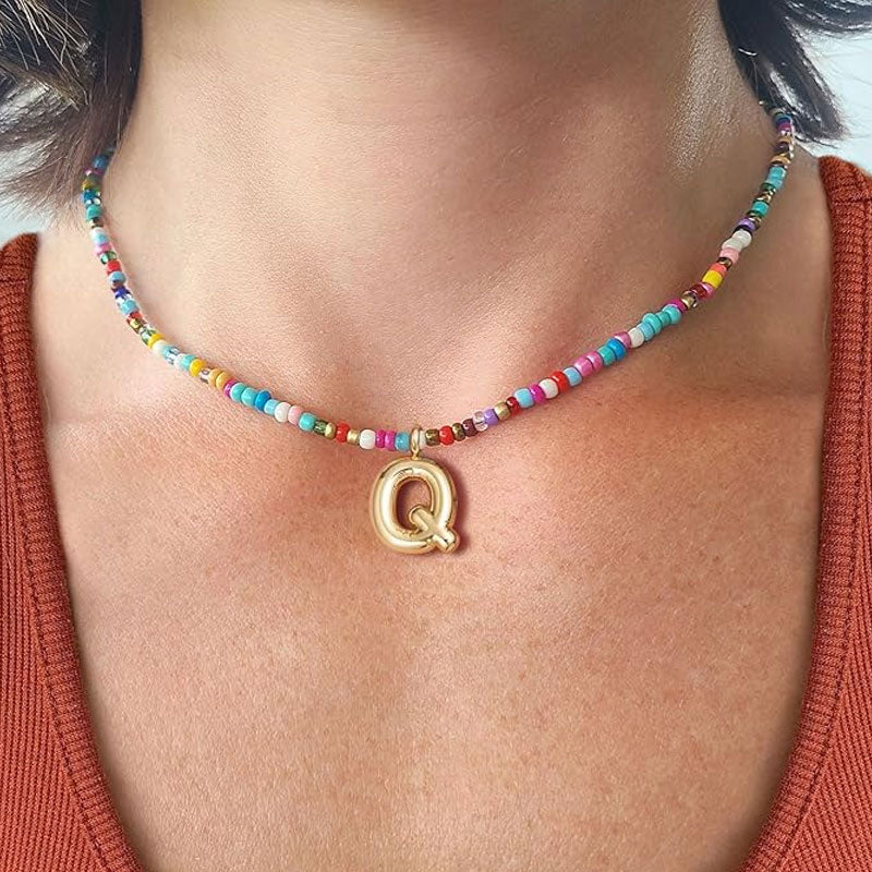 Halsband med initialer i pärlor