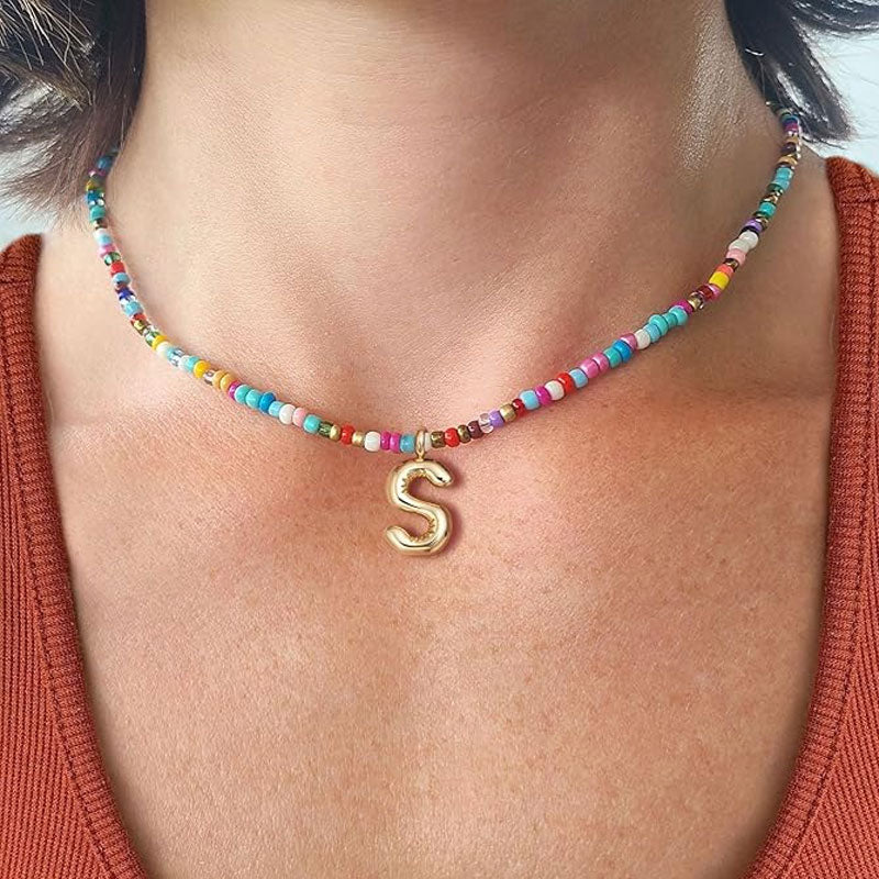 Halsband med initialer i pärlor