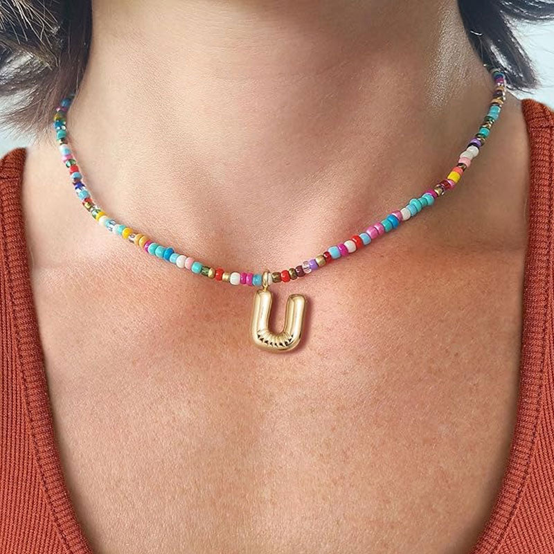 Halsband med initialer i pärlor