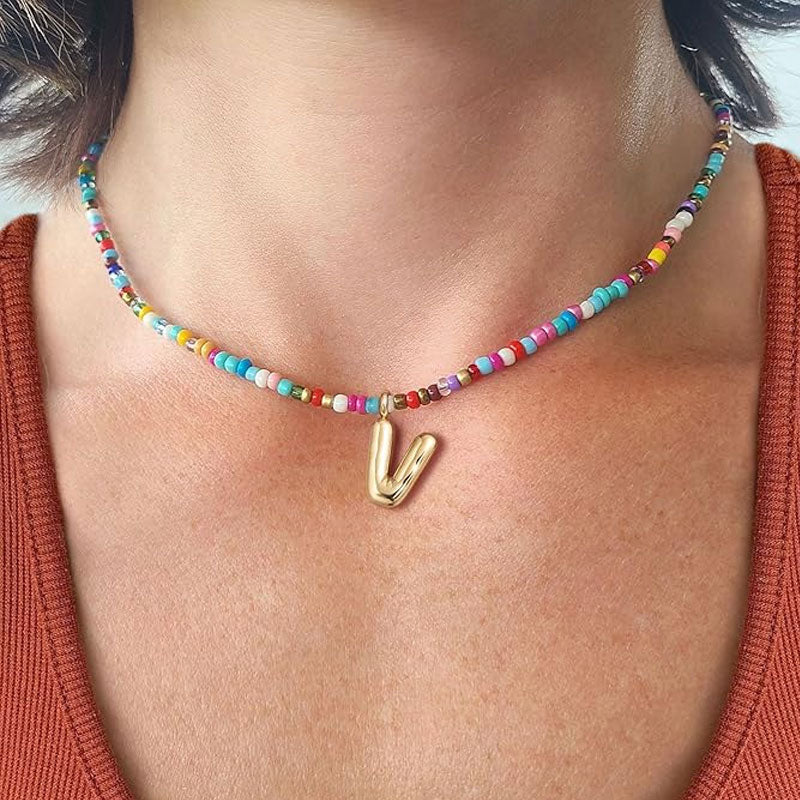 Halsband med initialer i pärlor