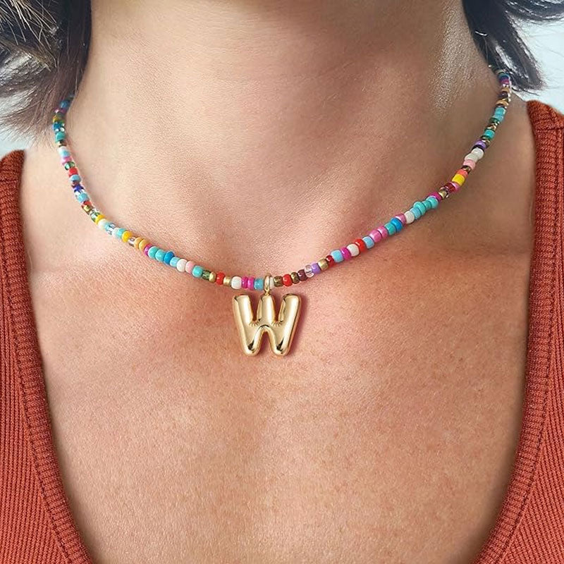 Halsband med initialer i pärlor
