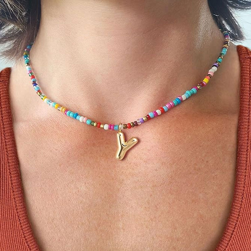 Halsband med initialer i pärlor