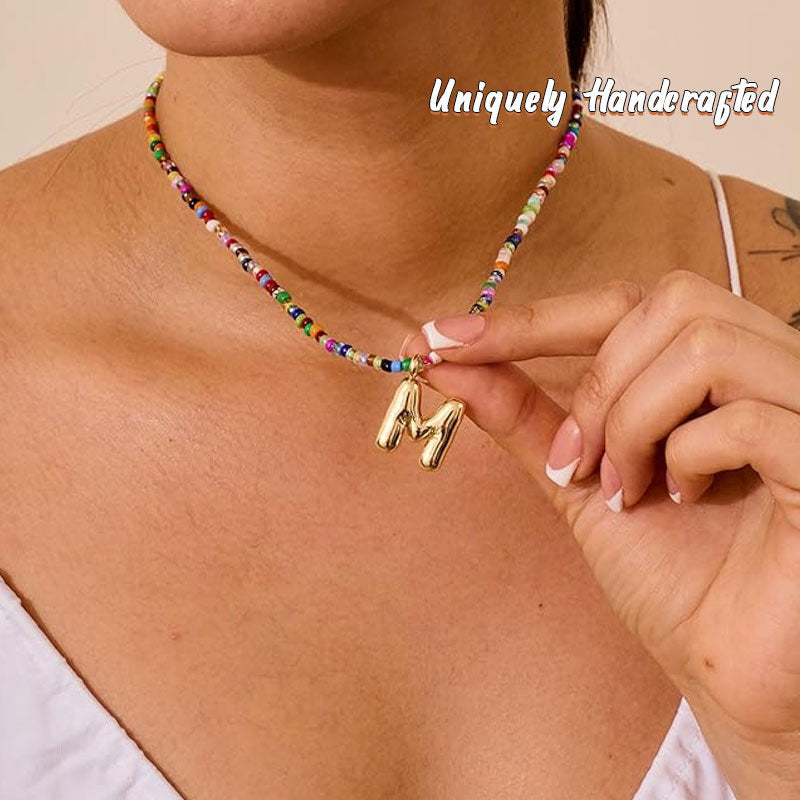 Halsband med initialer i pärlor