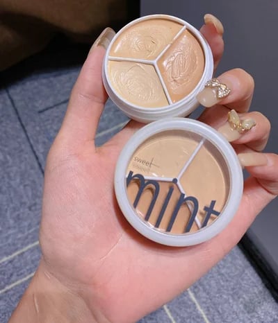 Stor rea med 60% rabattđ3-in-1 Contouring and Brighten Concealer Palette