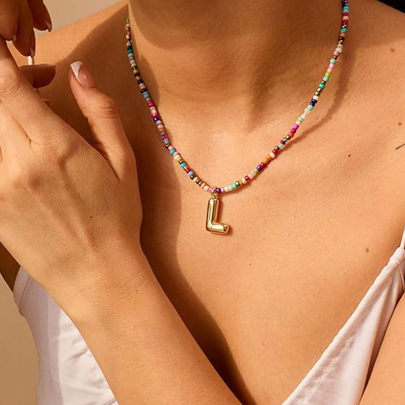 Halsband med initialer i pärlor
