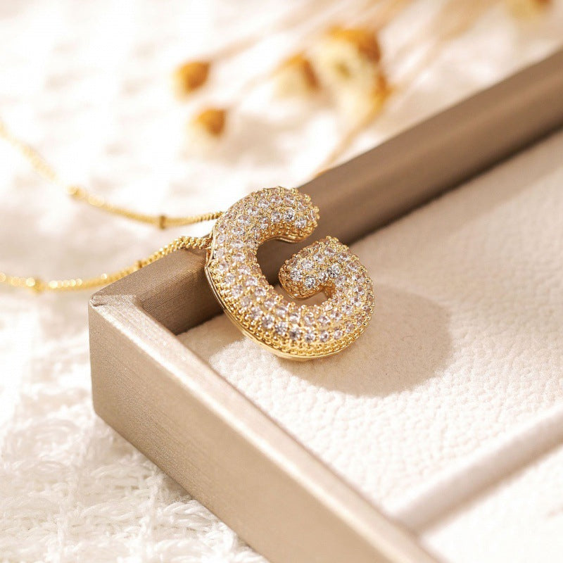 26 Halsband med bokstäver