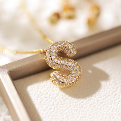 26 Halsband med bokstäver