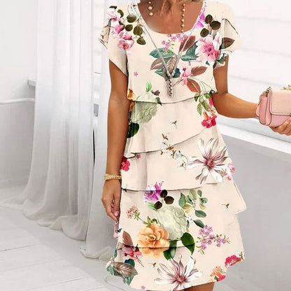 En kaskadklänning med blommönster och flera växter