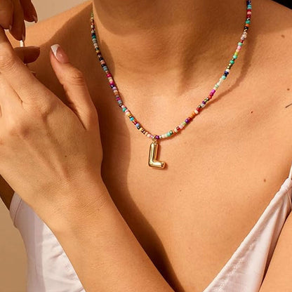 Halsband med initialer i pärlor