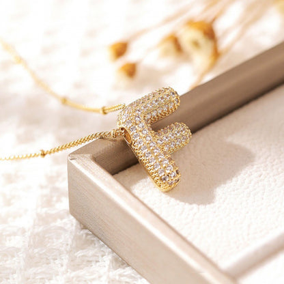26 Halsband med bokstäver