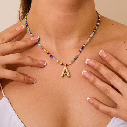 Halsband med initialer i pärlor